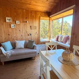 Cozy Cabin in Chiloé Wifi in Native Forest and Ocean View Retreat, hôtel à Queilén