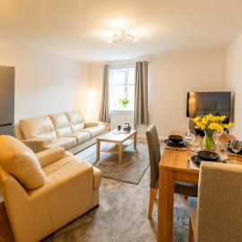 2-Bed Flat Near Shrewsbury Hospital, inc Parking - Pass the Keys