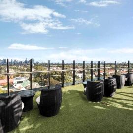 Stylish Condo Apartment with Stunning Rooftop Views & Pool, Gym and Hot Tubs by Peppy Beach Retreats, hotell i Melbourne