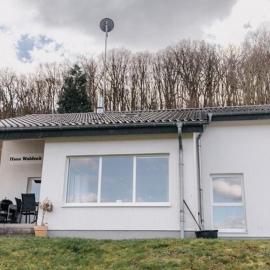 Ferienhaus Waldzeit, hotelli kohteessa Heimbach