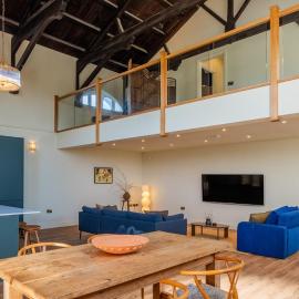Luxury Riverside Duplex Apartment for 4, hotel in Wilton