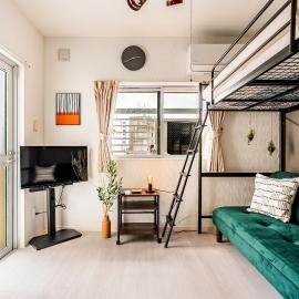 5 min walk to Kokusai St Artsy room with 2 beds, hotel v mestu Naha