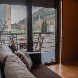 Apartamento con balcón y vistas a la montaña