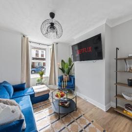 Stylish and Cosy 3Bd- WiFi- Long Stay Ready, hotel in Gillingham