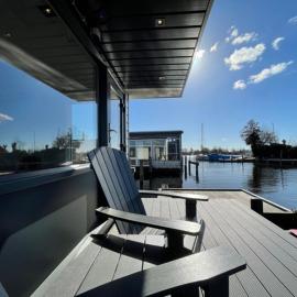 Poellodge, Luxe houseboot met zonnig terras, hotel di Aalsmeer