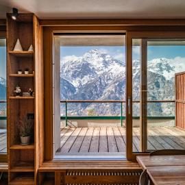 Luxury 9-Bed Apartment Steps from Ski Slopes with Parking & Ski Box, Hotel in Mollières