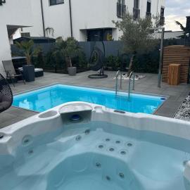 Moderní vila s bazénem a vířivkou, Hotel in Hajany