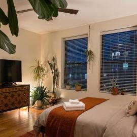 Sunlit Luxury 2BR Harlem Brownstone Retreat - Near Express Trains