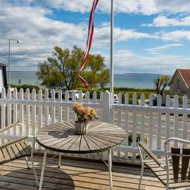 Beautiful villa with ocean views and a large garden, hotelli kohteessa Snekkersten