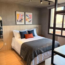 Studio moderno, perto de tudo com garagem e ar, hotel in Caxias do Sul