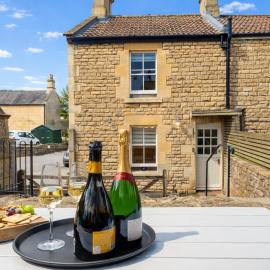 Heron Stays Bath- Charming Village Cottage, 3 Bedrooms, Parking, Garden, Just 3 Miles to Bath Centre, Sleeps 6