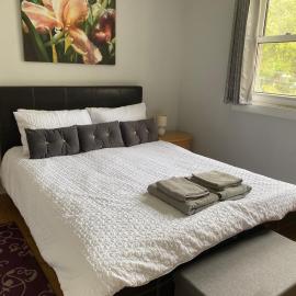 Dog friendly 1 bed cottage with a king sized bed