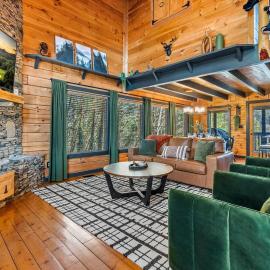 Bearfoot Pines - True Log Cabin - Wi-Fi, Hot Tub, Fishing, Deck with views! - Mins to PF