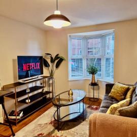 Stylish Spacious Serviced Apartment next to City Centre with Free Parking - Contractors & Relocators