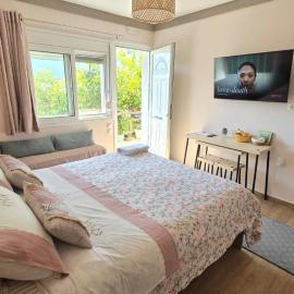 Semelia & Maria's Guest Houses - Cozy Stay for 2