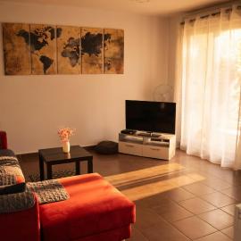 Viesnīca Appartement avec Jardin et Terrasse près de Paris pilsētā Mantlažolī