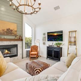 Gorgeous Home with Hot Tub 5min from the River, hotel sa Fourth Crossing
