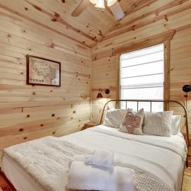 RockyRidge Cabin-Hill Country Views-20 min to Fred, хотел в Crabapple