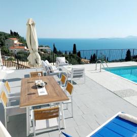 Apartment Zeus with private pool and sea view, hotelli Nisakissa