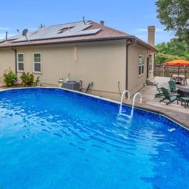 Lake-Area Retreat - Pool - Yard - Patio Games, hotel in The Colony