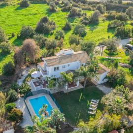 Capers Villa – hotel w mieście Latsi