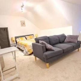 Modern Stay in Ashford Town Centre 5min to Station, hotel v destinácii Kent