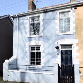 Charming Blue Cottage, Bridgend Town, hotel in Bridgend
