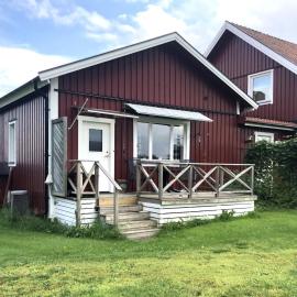 Charming Red Farmhouse Near Forsheda, hotel di Krokom