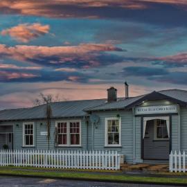 Ruapehu's OLD POST OFFICE - Simple & Elegant 1-3 Bdr East Wing, hotel in Owhango