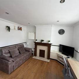 Entire 2 Bed House in London Area - Parking - Sleeps 5, hotel in Watford