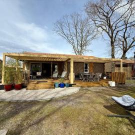 Chalet 18 tout confort pour un séjour dans domaine avec Piscine et en bordure Lac avec plage artificielle, Hotel in Labouheyre