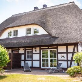 Reethus-am-Hafen Reetdachhaus Westbrise mit Garten und Blick aufs Wasser