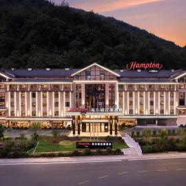 Hampton by Hotel Zhangjiajie National Forest Park-10min walk to biaozhi gate，張家界的飯店