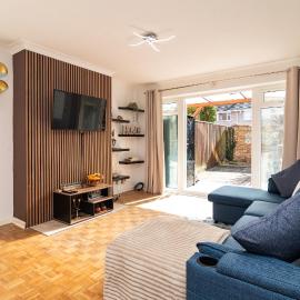 Spacious 3BR Home - Parking - Near Sandbanks Beach