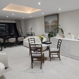 Modern 2 bed home with Ensuites & Private Parking, hotel in Exeter