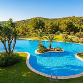 Corfu Villa in Sitges with Incredible View and Spectacular Pool Tennis View Calm Area Beaches at 30 minutes walk Bus at 200 meters, hotelli Sitgesissä