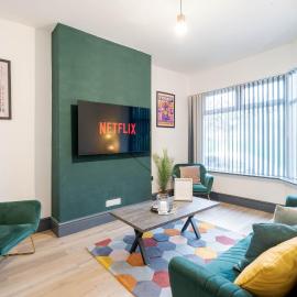 Spacious 3BR Stay - Free Parking - Near City Centre - Sleeps 6