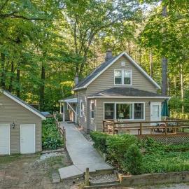 Emerald Cove Cottage-3 bd, 2 ba-Sleeps 10, hotelli kohteessa Newaygo