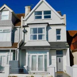 Beautiful 4 Bed Beach House, Hotel in Pevensey
