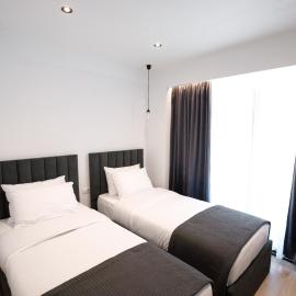 Silver Stone Studio Apartments, hotel in Gjirokastër