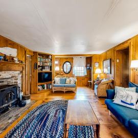 1 Mi to Beach! Family-Friendly Nantucket Retreat: Nantucket şehrinde bir otel