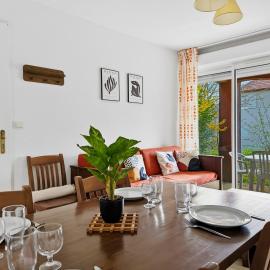 Appartement T3 avec terrasse, piscine et parking à Prayssac, hotel u gradu 'Prayssac'
