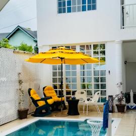 2 Poolside Suites - 5 mins from Airport, Beaches in Bon Accord, hotel a Bon Accord