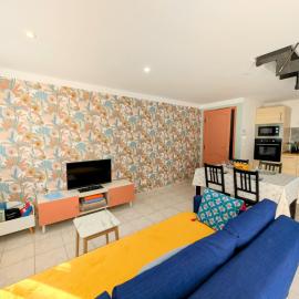 F3 climatisé avec jardin privé Parking 6 pers, hotell i Aubenas