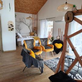 Belle maison esprit loft avec terrasse, parking et jardin clos, hotel di Ychoux
