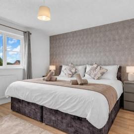 Sleeps 4 3 Bathrooms Wrexham AFC Driveway