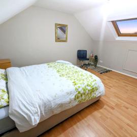 Spacious private loft room in Fulwood Preston, отель в городе Broughton