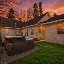 Cozy CDA Retreat with Hot Tub, Central and Spacious โรงแรมในคอร์ดาลีน