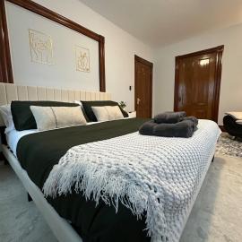 Lovely 3 BR Entire Home Steps Away from Green Line and Red Line T Stations & Tufts Univ at Somerville Boston, hotel v destinácii Somerville