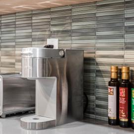 Cozy Spacious 2BR Suite with Parking & Wi-Fi, hotel u gradu Hamilton